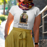 Camiseta Mãe Orgulhosa de Formando Arch Shaped Foto<br><div class="desc">Orgulhosa mãe formada em camisa personalizada com uma foto do formando e do ano com um boné de formatura coroando uma foto em forma de arco do seu filho ou filha.</div>