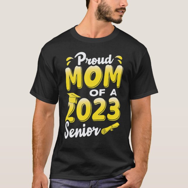 Camiseta Mãe Orgulhosa De Um Formado Em 2023 (Frente)