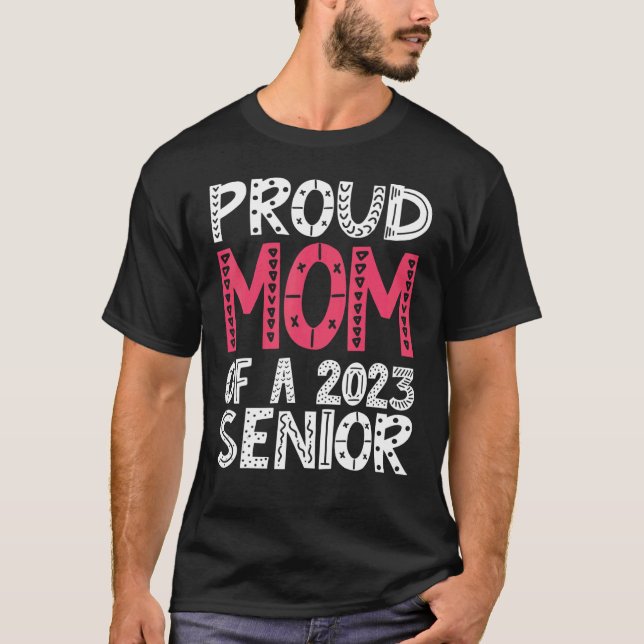 Camiseta Mãe Orgulhosa de um Mais velho 5 de 2023 (Frente)
