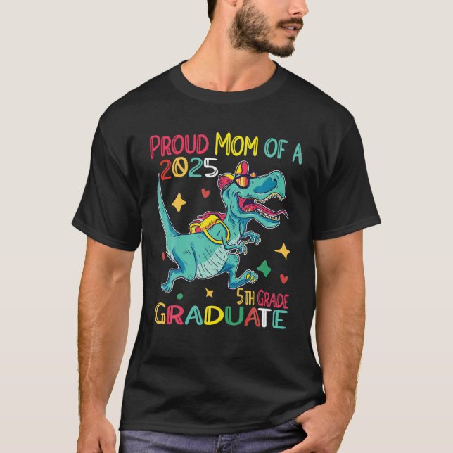 Camiseta Mãe Orgulhosa Uma Classe De Dinos De Formandos Da  (Frente)