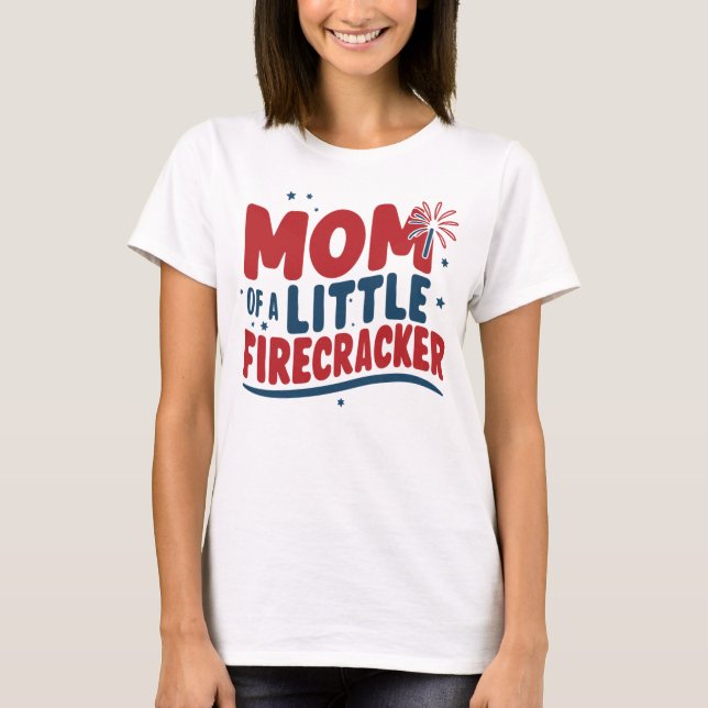 Camiseta Mãe Patriótica de um Pequeno Firecracker 4 de julh (Frente)