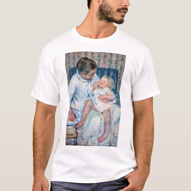 Camiseta Mãe prestes a lavar seu filho sonolento, Cassatt (Frente)