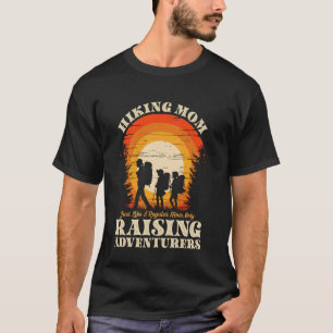 Camiseta Mãe que Faz Trilhas Criando Aventureiros Retro Pôr