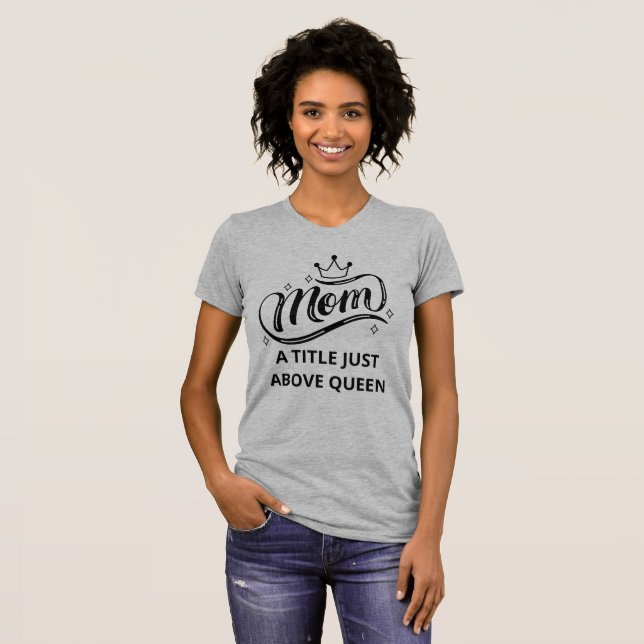 Camiseta Mãe Um Título Acima Da Rainha T-Shirt (Frente Completa)
