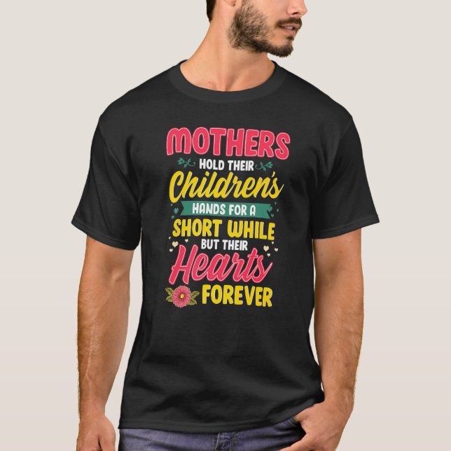 Camiseta Mães abraçam os corações das crianças para sempre  (Frente)