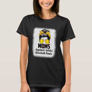 Camiseta Mães de Mãezinha Contra Calças Brancas de Baseball