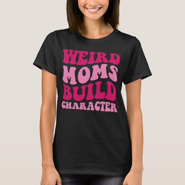 Camiseta Mães Estranhas Criam Personagem Mamãe Dizendo Mulh (Frente)