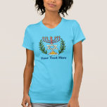 Camiseta Magen Persa David Menorah<br><div class="desc">Esta imagem foi adaptada de um antigo azulejo judeu persa e apresenta uma menorah e Magen David (Estrela de David) enquadrado por ramos de oliveira. As imperfeições da imagem original pintada à mão foram preservadas.</div>