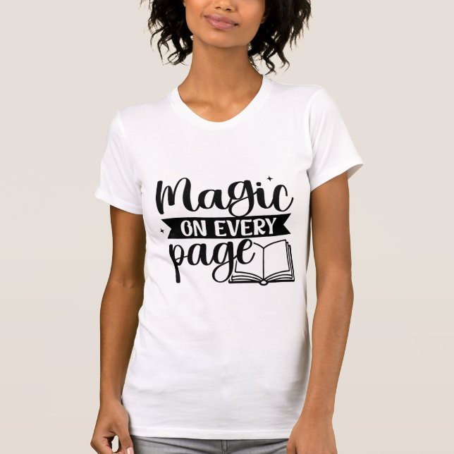 Camiseta Magic on Every Page Book Lover Quote Reading Typog (Frente)