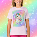 Camiseta Magnética do Unicórnio Rainbow Sparkle Birthday<br><div class="desc">Esta camiseta mágica apresenta um adorável Unicórnio com um macaco aqua e um fundo arco-íris brilhante. Projetado em púrpuras,  lavandas e pinks e personalizado com seu nome. Design é igual em ambos os lados da camisa. Celebre seu aniversário especial com esta magia T-Shirt Unicórn!</div>