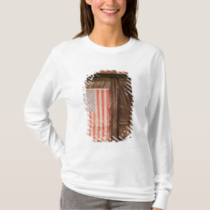 Camiseta Maine, Bandeira americana desbotada na porta de um