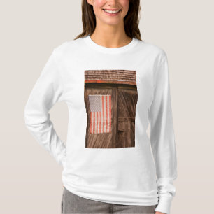 Camiseta Maine, Bandeira americana desbotada na porta de um