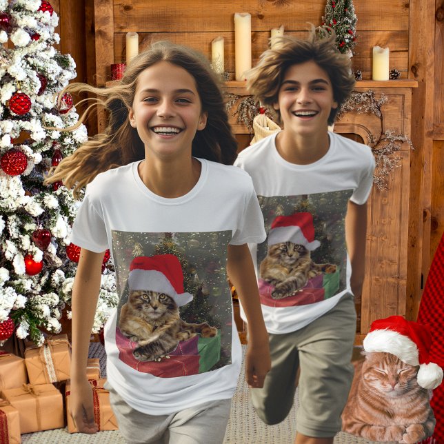 Camiseta Maine Coon Cat Papais noeis e presentes Árvore de  (Maine Coon Cat Santa & Gifts Christmas Tree Behind T-Shirt)