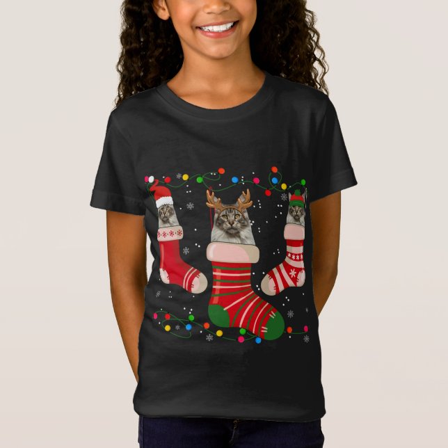 Camiseta Maine Coon Diversão Balançando Meias de Natal (Frente)