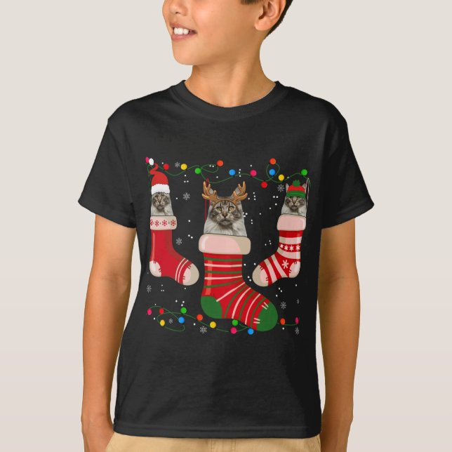 Camiseta Maine Coon Diversão Balançando Meias de Natal (Frente)