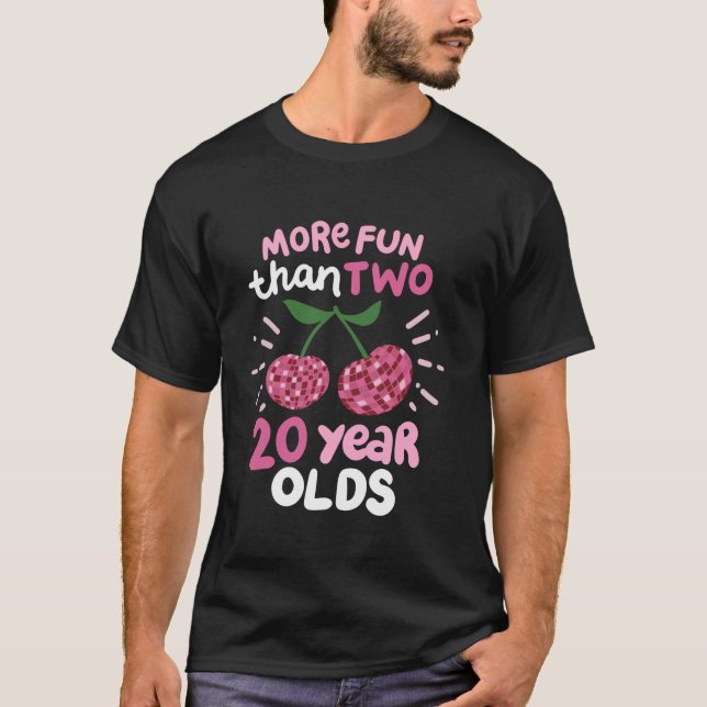 Camiseta Mais diversão do que dois Velhos de 20 anos (Frente)