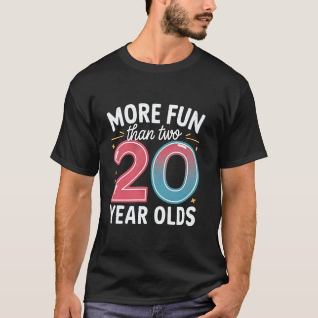 Camiseta Mais diversão do que dois Velhos de 20 anos aniver (Frente)