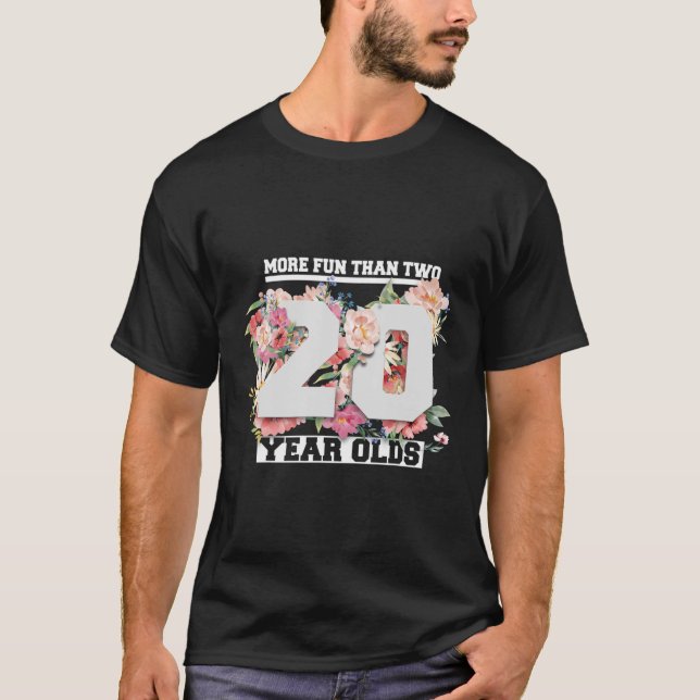 Camiseta Mais diversão do que dois Velhos de 22 anos aniver (Frente)