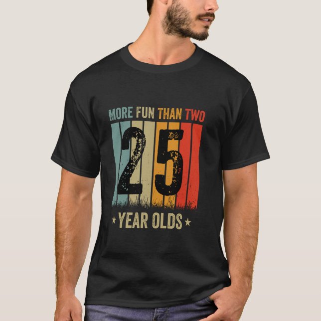 Camiseta Mais diversão do que dois Velhos de 25 anos (Frente)