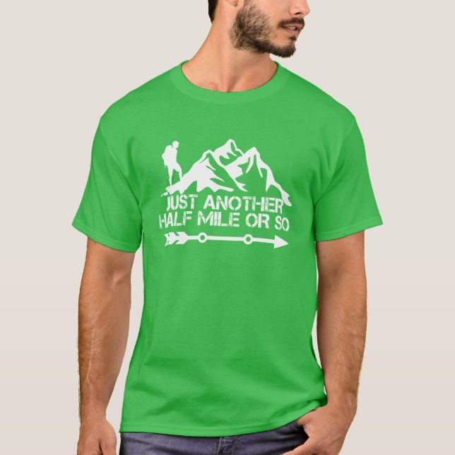 Camiseta mais ou menos meia milha de caminhada verde (Frente)