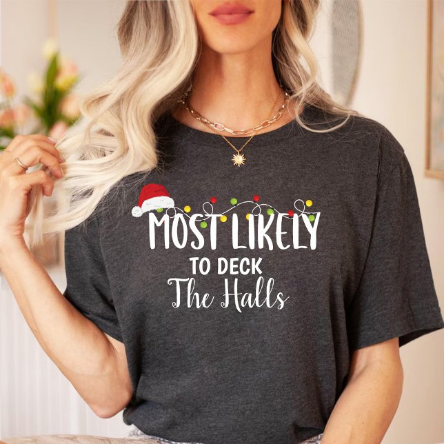 Camiseta Mais propensa a andar nas salas/família de Natal (Most likely to deck the halls / Christmas family T-Shirt)