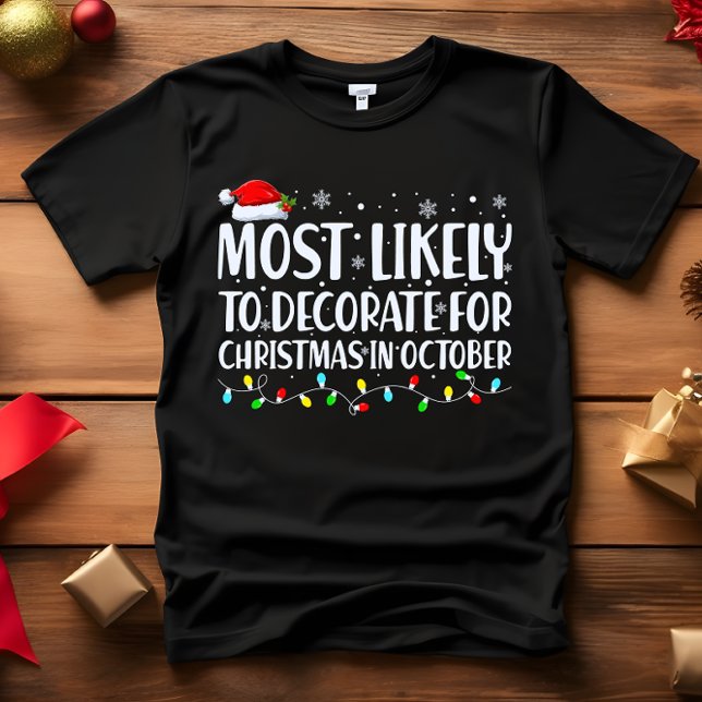 Camiseta Mais propenso a decorar no Natal em outubro (MOST LIKELY TO DECORATE FOR CHRISTMAS IN OCTOBER MATCHING FUNNY T-SHIRT FOR HOLIDAY SEASON)