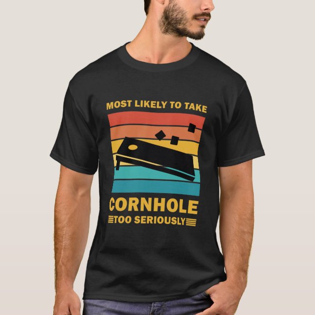 Camiseta Mais Propenso a Levar Cornhole Muito a Sério (Frente)