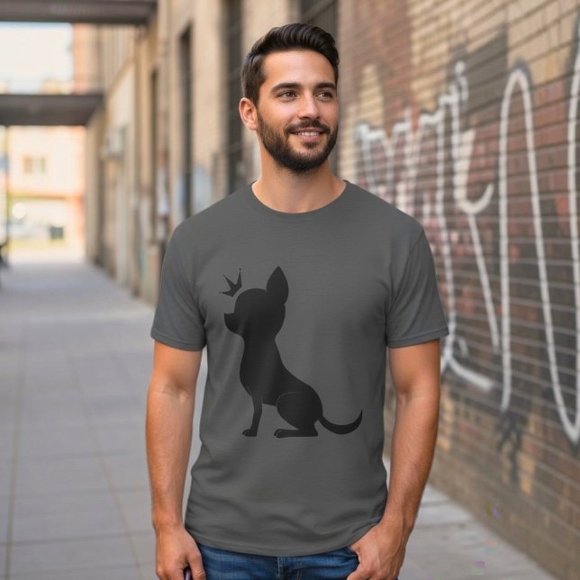 Camiseta Majestosa Coroa de Chihuahua, Amante de Cães Engra (A chihuahua silhouette wearing a crown on a slate grey classic t-shirt, worn by a man in the city.)