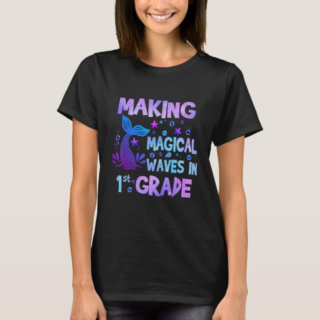 Camiseta Making Magical Waves In 1st Grade Mermaid Teacher  (Frente)