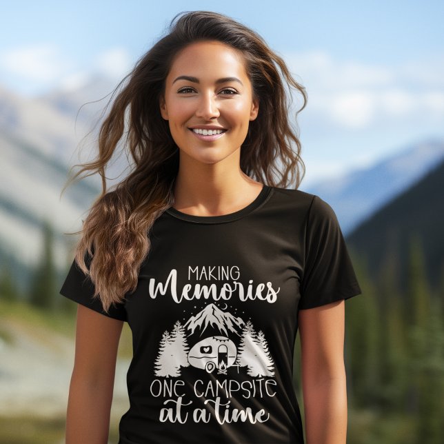 Camiseta Making Memories one Campsite at a time Camping (Criador carregado)