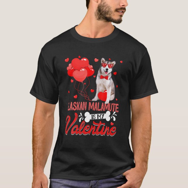 Camiseta Malamute é um Namorados, um cão de sobra. (Frente)