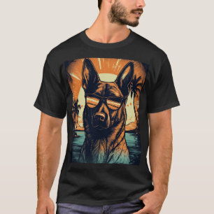 Camiseta Malinois belgas numa praia tropical durante o pôr
