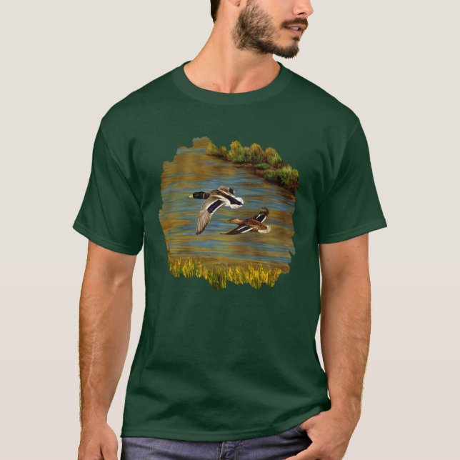 Camiseta Mallard Ducks Voando Sobre Pond (Frente)