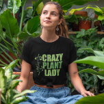 Camiseta Maluca de Planta<br><div class="desc">Senhora das Plantas Louca. Um presente engraçado para amantes de plantas em legal cores verdes com videiras bonito ao lado da citação bonitinha sobre plantas e obsessão verde. presente de arquiteto paisagista excelente para um jardineiro com um polegar verde.</div>