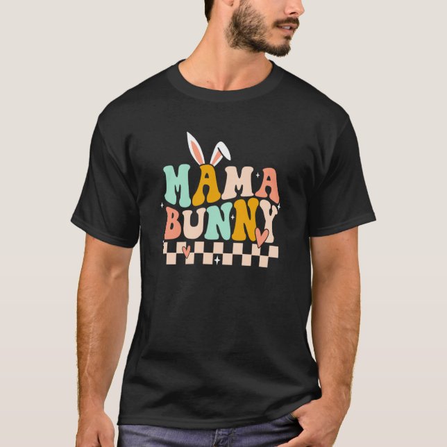 Camiseta Mama Bunny Rabbit Eggs Hunting Groovy Happy Easter (Frente)