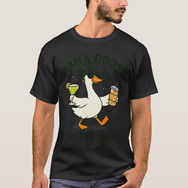 Camiseta Mama Goose On The Loose Funny Mom Goose Graphic  (Frente)