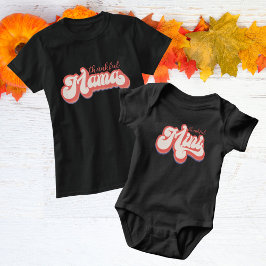Camiseta Mama Grata Tipografia Rosa Coral Outono Retrô