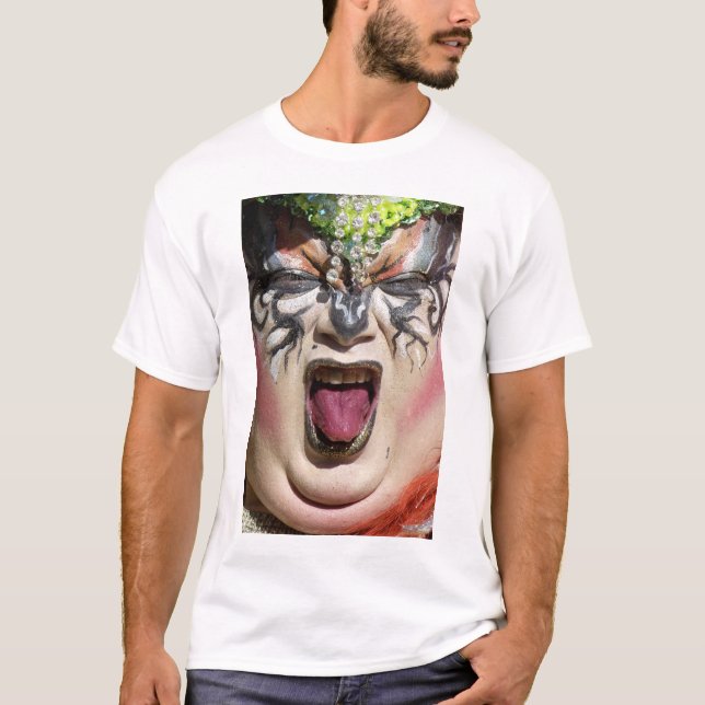 Camiseta Mama Necessidade uma bebida inútil (Frente)