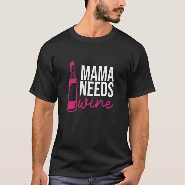 Camiseta Mama Needs Wine Drinking Drinker Sayings Graphic (Frente)