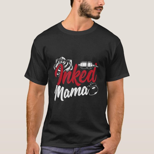 Camiseta Mama Tatuada Artista Rosa Tattoo Gun Mãe Vida (Frente)