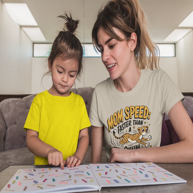 Camiseta Mamãe Acelera Mais Rápido Que Um Chita Perseguindo (Mom Speed Faster Than A Cheetah Chasing Coffee)