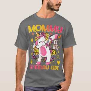 Camiseta Mamãe da garota de aniversário bebendo Unicórnio m