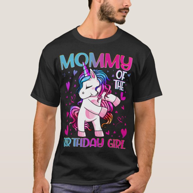 Camiseta Mamãe da Garota de Aniversário Flexibindo Unicórni (Frente)
