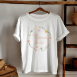 Camiseta Mamãe deve ser Elegante de flores selvagens<br><div class="desc">Esta elegante camiseta apresenta uma bela ilustração botânica de flor silvestre,  com margaridas,  girassóis e mais botânicos. O perfeito design rosa e elegante para o seu chá de fraldas floral.</div>