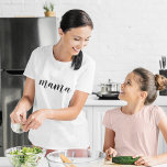 Camiseta Mamãe | Dia de as mães de Script Minimalista Moder<br><div class="desc">Design personalizado simples e na moda em uma tipografia de script manuscrito contemporâneo em um estilo moderno minimalista. O presente perfeito para sua mãe especial no aniversário dela,  dia de as mães ou só porque!</div>