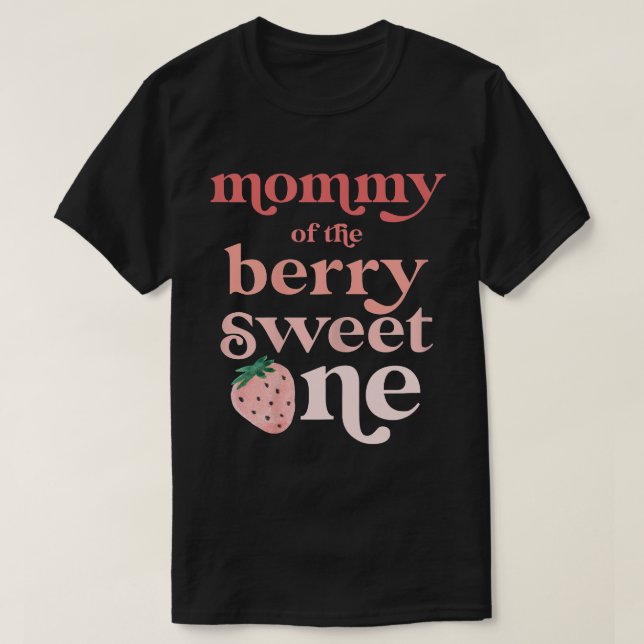Camiseta Mamãe do Berry Sweet One Strawberry First Birt (Frente do Design)
