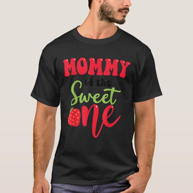 Camiseta Mamãe do Sweet One Strawberry Summer First Bir (Frente)