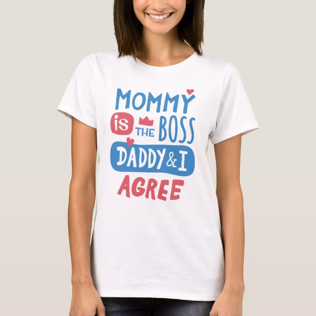 Camiseta Mamãe é a chefe. Papai e eu concordamos (Frente)