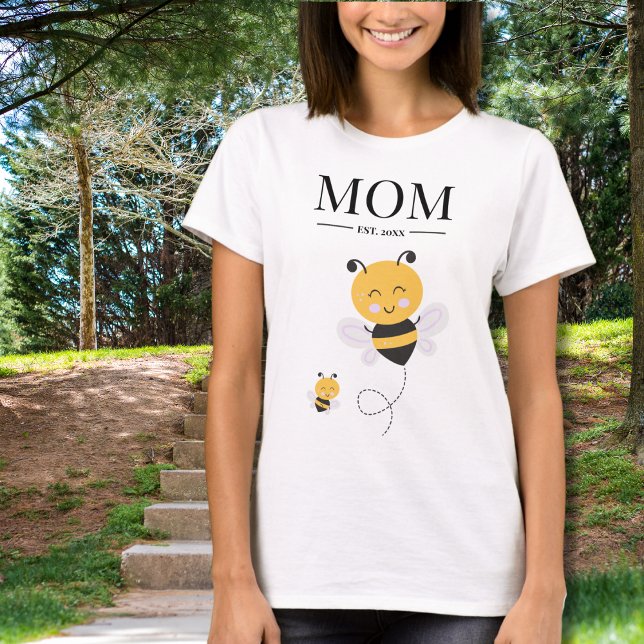 Camiseta Mamãe EST. Bebê (The Butterfly Studio
Mom EST. Baby Bee T-Shirt)