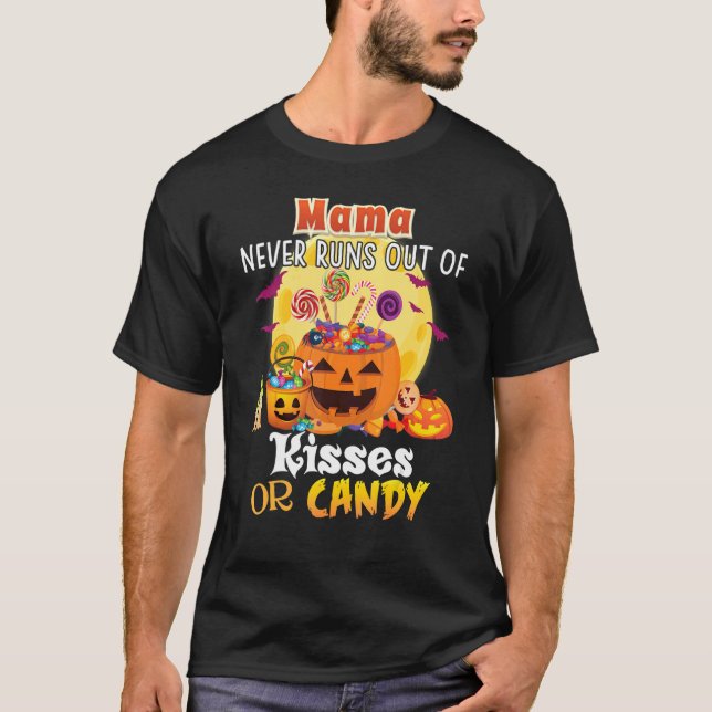 Camiseta Mamãe Nunca Sai De Beijos Ou De Capuz No Halloween (Frente)